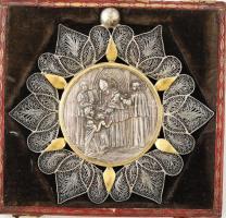 Ezüst (Ag) keresztelő emlékmedál, filigrán keretben, keresztelő jelenettel, napkorongot szimbolizáló...