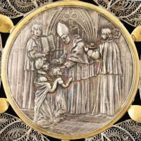 Ezüst (Ag) keresztelő emlékmedál, filigrán keretben, keresztelő jelenettel, napkorongot szimbolizáló...