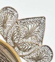 Ezüst (Ag) keresztelő emlékmedál, filigrán keretben, keresztelő jelenettel, napkorongot szimbolizáló...