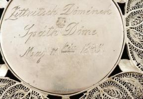 Ezüst (Ag) keresztelő emlékmedál, filigrán keretben, keresztelő jelenettel, napkorongot szimbolizáló...