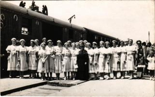 1940 Békéscsaba, Szent Jobb országjáró vonat fogadása a vasútállomáson, nőegylet. photo