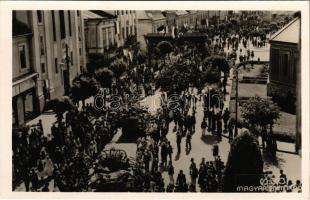 1940 Marosvásárhely, Targu Mures; bevonulás, katonai teherautók, Tanko üzlete. Sárai E. 53. / entry of the troops, military trucks, shop + "1940 Marosvásárhely visszatért" So. Stpl