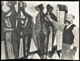 cca 1950-1960 Barcsay Jenő (1900-1988) festőművész alkot, nagyméretű fotó, a hátoldalon feliratozva, szélei kissé sérültek, 39x29 cm