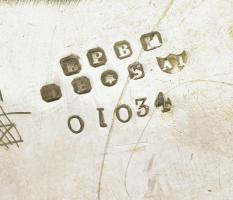 Angol art deco ezüstözött teakiöntő, cukortartó, tejkiöntő szett, jelzéssel, kopással, fa fogón sérü...