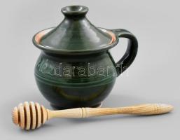 Zöld mázas kerámia méztartó fa adagolóval, kis kopásnyomokkal, m: 12 cm