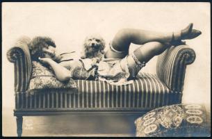 cca 1910 Hölgy heverőn, fotólap, 9×13 cm