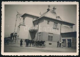 cca 1941 Rimaszombat, vasútállomás, előtte hintó, fotó, 9x6 cm