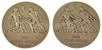 Ausztria / Bécs 1986-1992. Bécsi Kereskedelmi Kamara / Hűséges Munkáért ezüstözött bronz emlékérem (2x) peremen Bronze és Münze Wien beütéssel, hátoldalukon névre szóló gravírozással, tokban. Szign.: Grienauer (70mm) T:UNC,AU patina Austria / Vienna 1986-1992. Kammer der Gewerblichen Wirtschaft für Wien (Chamber of Commerce for Vienna) / Für treue Mitarbeit (For Faithful Work) silvered bronze medal (2x) with Bronze and Münze Wien hallmark on the edge, with engraving on the back, in hardcase. Sign.: Grienauer (70mm) C:UNC,AU patina