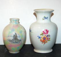 2db jelzett és jelzés nélküli porcelán váza, egyiken kézi festésű Leipzig kép, 12cm és 15cm magassággal / Porcelain vases, one with signo