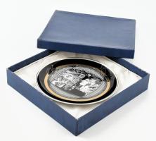 Hollóházi Szász Endre tervezte falitál, matricás, jelzett, hibátlan, d:22 cm Díszdobozzal