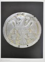 Illés Andrea: Magyar kincsek, ereklyék. Múltidéző tárgyi emlékeink. Bp., 2004, Magyar Könyvklub. Gaz...