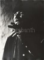 Csák Miklós (1933-2013): Egy szál cigaretta, jelzetlen fotóművészeti alkotás, kissé hullámos, 40×30 cm