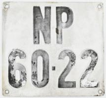 Régi rendszámtábla, kopásokkal, 23x21 cm