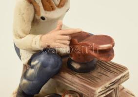 Cipész, biszkvit porcelán figura, kézzel festett, jelzetlen, kopásnyomokkal, m: 16 cm