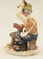 Cipész, biszkvit porcelán figura, kézzel festett, jelzetlen, kopásnyomokkal, m: 16 cm