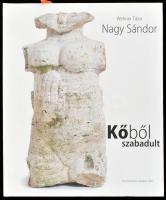 Wehner Tibor: Nagy Sándor. Nagy Sándor (1923-2017) szobrászművész és a kötet szerzője, Wehner Tibor (1948-) művészettörténész által Haraszty István "Édeskének" (1934-2022), Kossuth-díjas szobrász, festőművész részére DEDIKÁLT! Bp., 2002, Körmendi Galéria. 181 p. Angol, német és magyar nyelven. Gazdag képanyaggal illusztrált. Kiadói kartonált papírkötés. Jó állapotban.