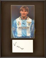 Pavel Nedved (1972- ) cseh labdarúgó, az SS Lazio volt játékosának autográf aláírása, fotójával, paszpartuban, üvegezett keretben, tanúsítvánnyal, teljes méret: 41x31 cm / Autograph signature of Pavel Nedved Czech footballer, former SS Lazio player, in mount with photo, in glazed frame, with certificate