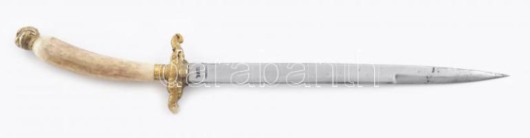 Szám Kálmán jelzett kétélű tőr. Réz és szaru nyéllel, acél pengével. 46 cm