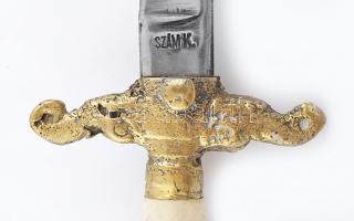 Szám Kálmán jelzett kétélű tőr. Réz és szaru nyéllel, acél pengével. 46 cm