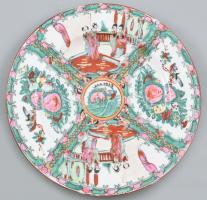 Kínai famille rose tányér, kézzel festett, jelzett, kis kopásnyomokkal, d: 26 cm