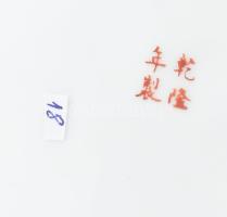 Kínai famille rose tányér, kézzel festett, jelzett, kis kopásnyomokkal, d: 26 cm