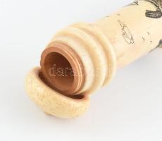 Csont szivartartó, fa betéttel, hajó motívumokkal díszített, h: 16,5 cm