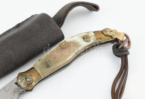 Válik jelzett egyedi készítésű zsebkés, bicska. Szaru, réz. 25 cm Bőr tokkal