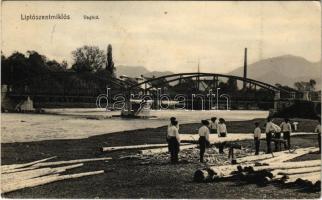 1915 Liptószentmiklós, Liptovsky Mikulas; Vág híd, tutajosok faszállításhoz készülődnek / Váh river bridge, rafters ready for timber transport (EK)