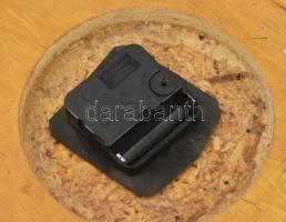 Jantar retro kvarc óra. Fa és műanyag 25x25 cm