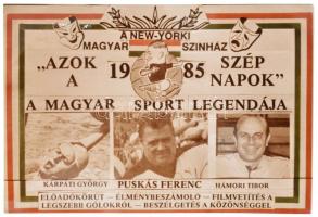 1985 Puskás Ferenc az Aranycsapat legendás csatárának valamint Kárpáti György vizilabdászó olimpiai bajnok, Hámori Tibor író, újságíró, asztaliteniszező autográf aláírással ellátott fotó képeslapja amerikai beszélgető körútjukról a new yorki magyar színházból