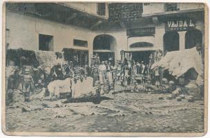 Budapest VI. Vajda Lajos szűcs mester üzlete, áruk az udvaron. Király utca 8. (Rb)