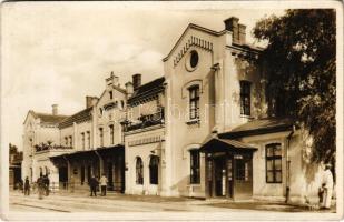 1934 Püspökladány, vasútállomás, állomásfőnök irodája, csendőr. Weinstock E. 786. (EK)