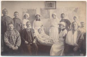 Első világháborús osztrák-magyar sérült katonák a kórházban ápolónőkkel / WWI K.u.k. military hospital, injured soldiers with nurses. photo (fl)