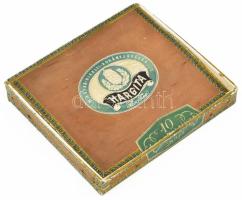 1940 M. Kir. Dohányjövedék Hargita szivaros fadoboz, fedelén címeres, dombornyomott fémlemez címkével, belül székelykapu "Isten hozott 1940.VIII.30" felirattal (Észak-Erdély visszacsatolásának dátuma). Korának megfelelő állapotban, 16x14x2,5 cm