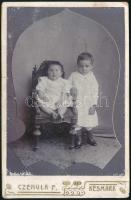 cca 1900 Gyerekek, keményhátú kabinetfotó Czéhula Ferenc késmárki műterméből, szecessziós kerettel, ...