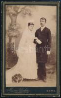 cca 1890 Fiatal házaspár, keményhátú fotó Marie Alscher dettai (Deta/Ghedu, Erdély) műterméből, vizi...