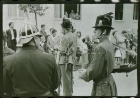 Csendőr és rendőr egy felvonuláson, 1 db negatív kocka