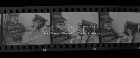 cca 1950-1970 Hidász, lövész, stb. katonák, több mint 60 negatív kocka csíkokban