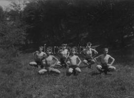 Tornázó férfiak, portrék, stb., 15 db üvegnegatív Agfa dobozban, 9×12 cm