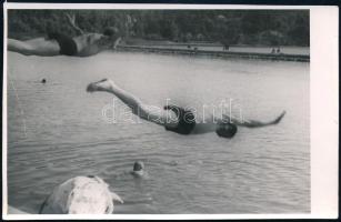 cca 1950 Vízbe ugró férfiak, fotólap, 9×13 cm