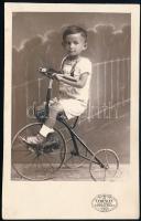 1932 Tricikliző kisfiú, fotólap Ferenczy nyíregyházai műterméből, 13×9 cm