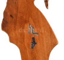 Szervátiusz Jenő (1903-1984): Magyar vezért ábrázoló levélbontó. Faragott fa, jelzett, 23 cm