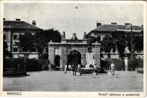 Miskolc, Rudolf laktanya a szoborral. Grünwald Ignác kiadása (Rb)