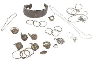 Vegyes tört ezüst tétel ép darabokkal 105 g