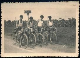cca 1940 Kerékpáros fiúk Veszprém határában, fotó, 6×9 cm