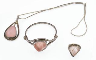 Ezüst (Ag) designer ékszer szett rózsakvarccal. Karkötő, gyűrű, nyaklánc, medállal. Mind jelzett, mesterjegyes Össz br 109 g Kövek 2-3,5 cm-ig