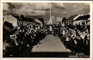 1940 Gyergyószentmiklós, Gheorgheni; Fő tér bevonulási díszben, országzászló / main square during the entry of the Hungarian troops, Hungarian flag (fl)