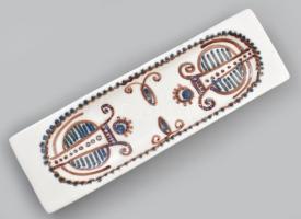 Iparművész, népi jellegű mázas kerámia kínáló tálka. 40x12,5 cm