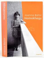 Joanna Bator: Homokhegy. Ford.: Hermann Péter. Bp., 2011, Magvető. Kiadói kartonált papírkötés, kiadói papír védőborítóban.