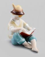 Hollóházi porcelán könyvet olvasó fiú, kézzel festett, jelzett, hibátlan, m: 9 cm